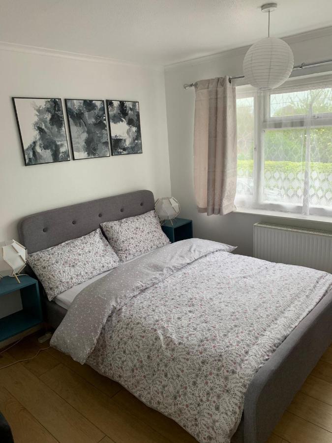 Beaconsfield 4 Bedroom House In Quiet And A Very Pleasant Area, Near London Luton Airport With Free Parking, Fast Wifi, Smart Tv Exterior photo